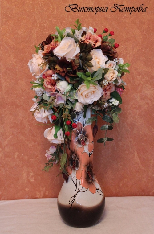 Фото для МАДЛЕН Интерьерная композиция с очаровательными розами трех видов, эустомой, гортензией, ягодами и зеленью. Размер: 58*27 см.