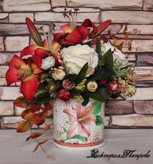 Фото для Я, ЛИЛИЯ Интерьерная композиция с восхитительными лилиями, розами, камелиями, эвкалиптом, ягодой и зеленью. Размер: 38*34 см.