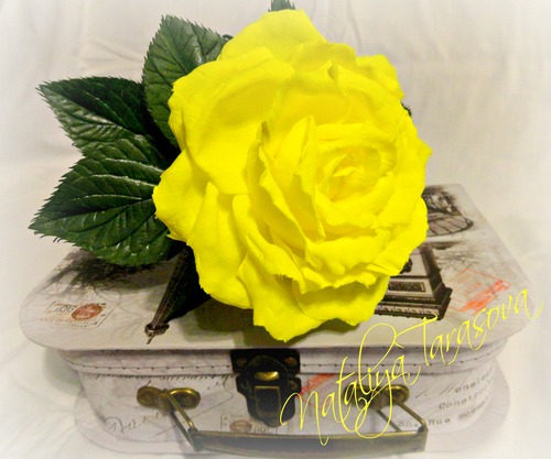 Фото для Жёлтая роза из фоамирана на стебле.